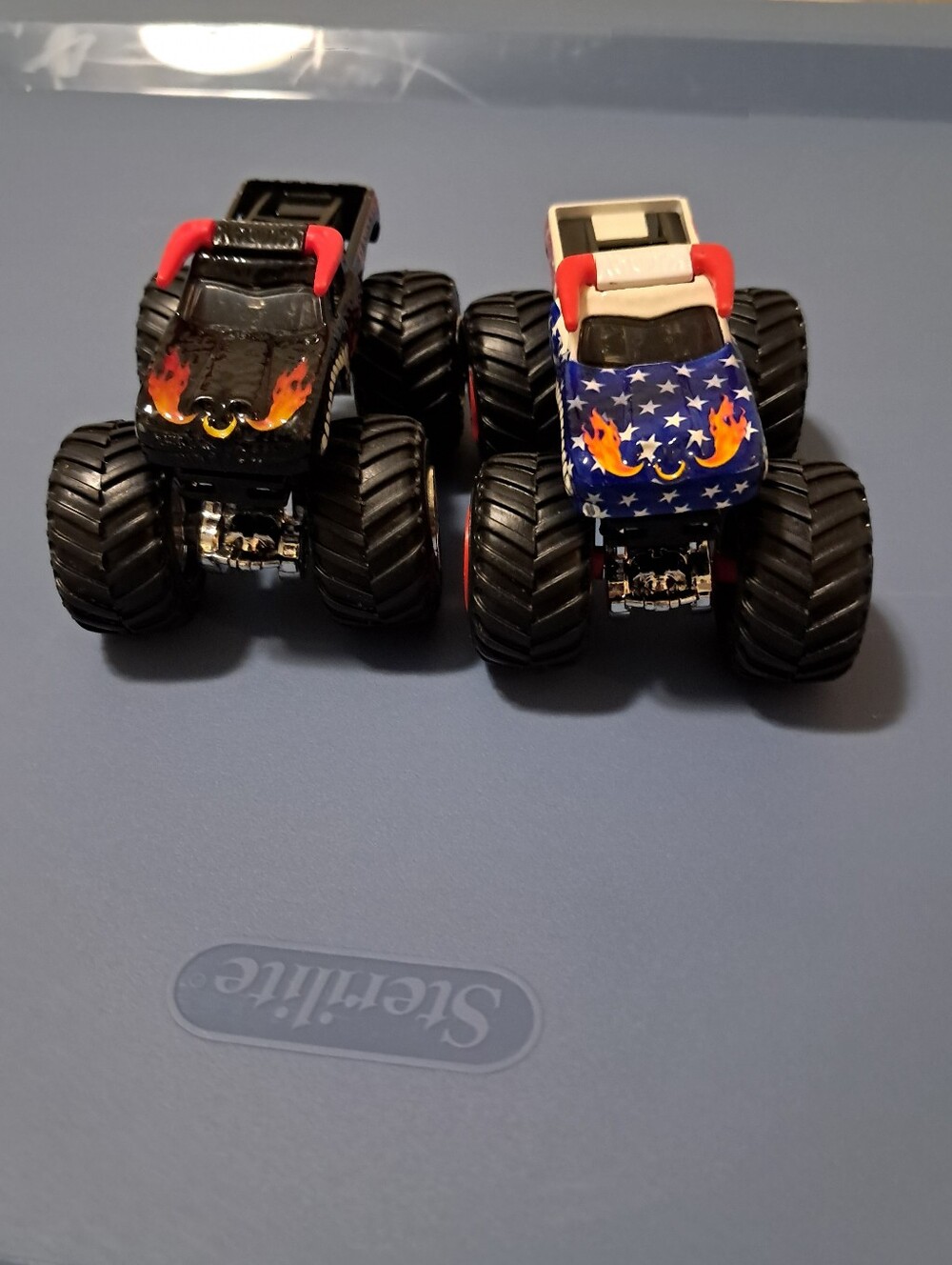 Hot Wheels Monster Jam "El Toro Loco" Star stripes Monster Truck Set Loose. - Picture 4 of 8